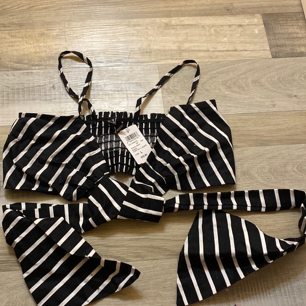 Crop top never worn because it was too big for me